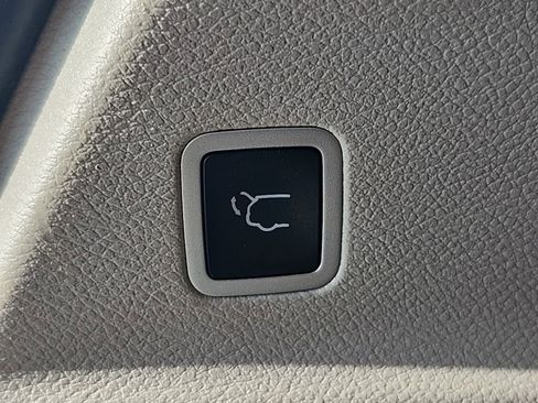 Certified 2023 Chrysler Pacifica Touring-L image 21