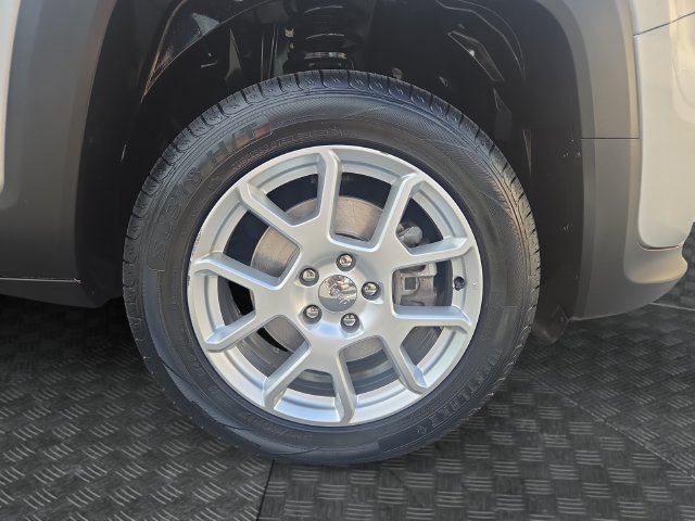 Used 2019 Jeep Renegade Latitude AWD/4WD image 38