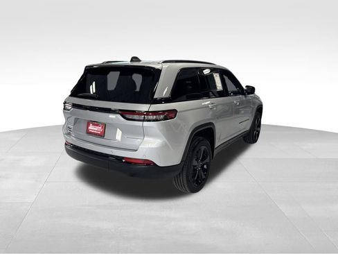 Used 2025 Jeep Grand Cherokee Altitude AWD/4WD image 5