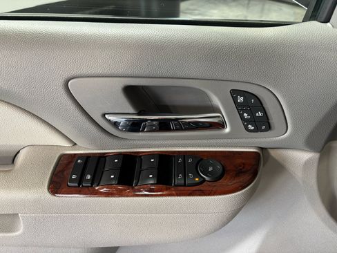 Used 2013 Chevrolet Avalanche LTZ image 16