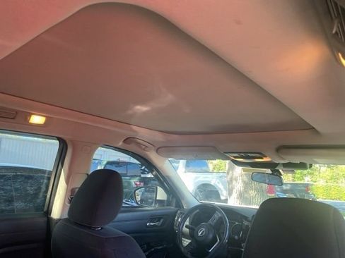 Used 2022 Nissan Pathfinder SV w/ SV Premium Package image 8