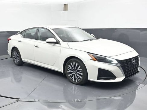 Used 2023 Nissan Altima 2.5 SV FWD image 2