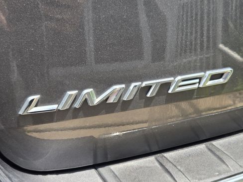 Used 2022 Ford Explorer Limited w/ Equipment Group 301A RWD image 8