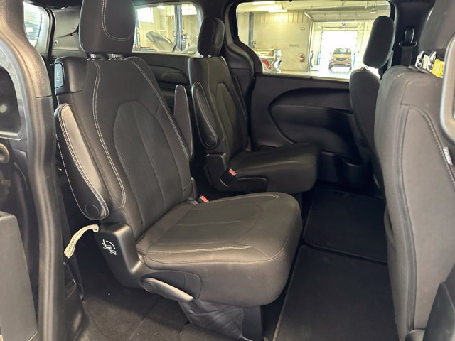 Used 2018 Chrysler Pacifica Touring Plus w/ S Appearance Package FWD image 17