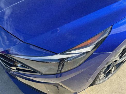 Used 2022 Hyundai Elantra Limited image 7