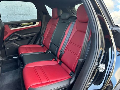 Certified 2024 Porsche Cayenne AWD/4WD image 7