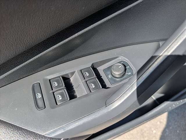 Certified 2023 Volkswagen Jetta SE w/ Panoramic Sunroof Package FWD image 26