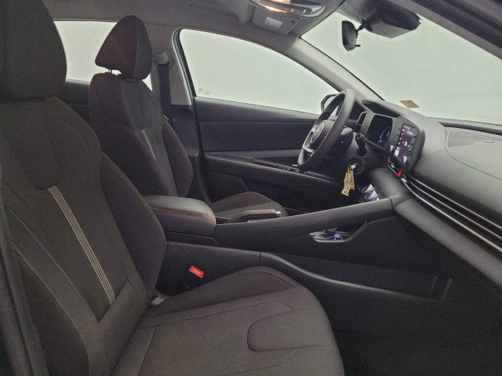Used 2025 Hyundai Elantra SE FWD image 21