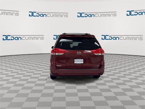 Used 2011 Toyota Sienna LE image 7