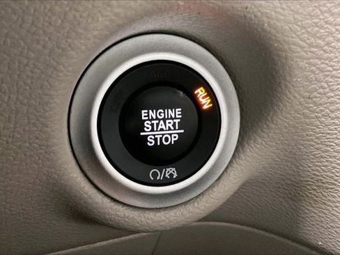 Used 2024 Chrysler Pacifica Touring-L image 37