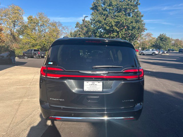 Used 2023 Chrysler Pacifica Limited FWD image 5