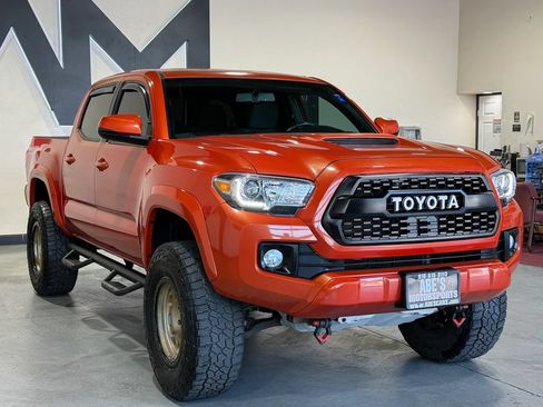 Used 2017 Toyota Tacoma TRD Sport AWD/4WD image 3