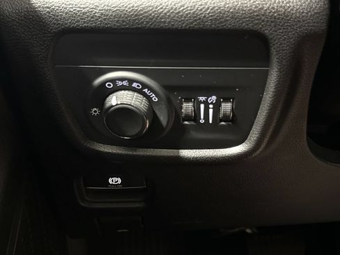 Used 2023 Jeep Grand Cherokee Laredo AWD/4WD image 18