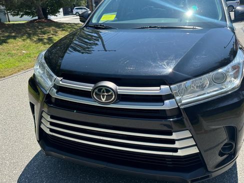 Used 2019 Toyota Highlander LE AWD/4WD image 9
