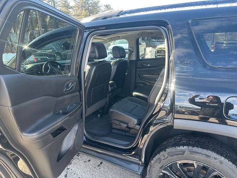 Used 2023 GMC Acadia SLT w/ Elevation Edition image 25