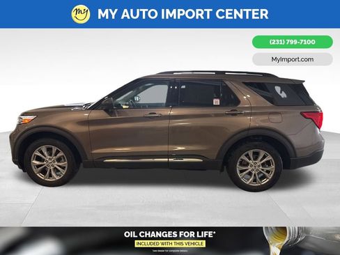 Used 2021 Ford Explorer XLT w/ Equipment Group 202A image 4