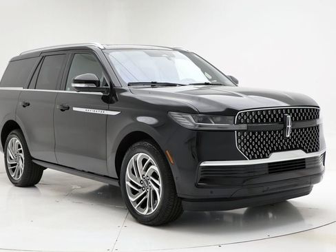 Used 2025 Lincoln Navigator Reserve AWD/4WD image 4