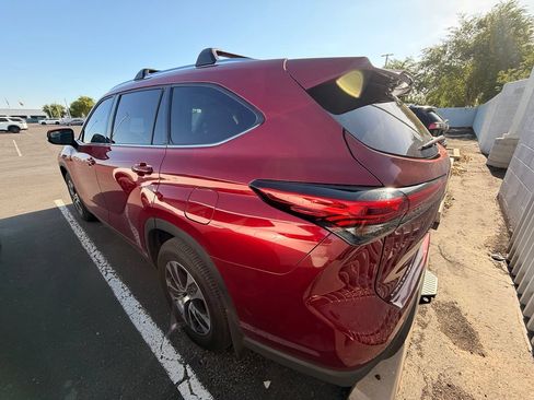 Used 2021 Toyota Highlander XLE AWD/4WD image 6