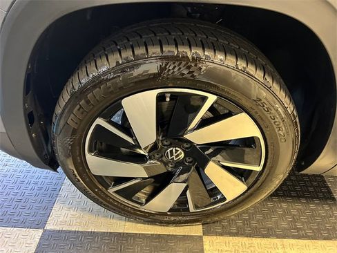 Certified 2025 Volkswagen Atlas SE image 9