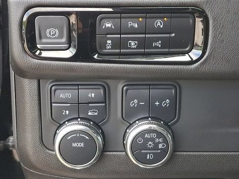 Used 2025 GMC Yukon Denali AWD/4WD image 8