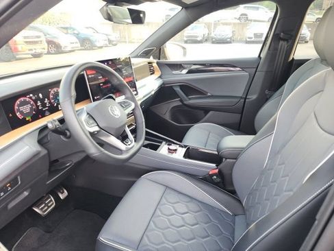 Used 2025 Volkswagen Tiguan SEL R-Line AWD/4WD image 41