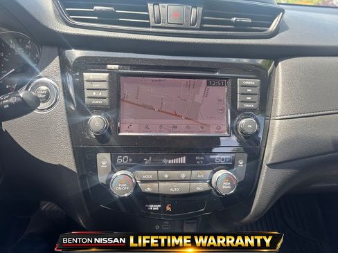 Used 2018 Nissan Rogue SV w/ Premium Package image 17