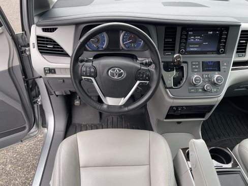 Certified 2020 Toyota Sienna XLE FWD image 11