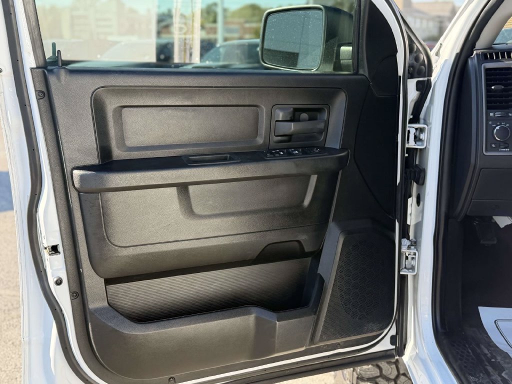 Used 2020 RAM 1500 4x4 Crew Cab Classic w/ Chrome Appearance Group image 17