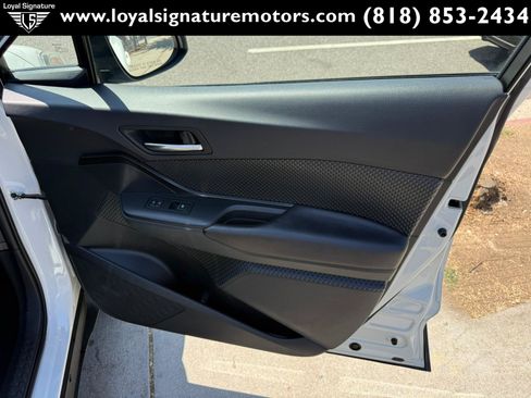 Used 2018 Toyota C-HR XLE FWD image 29