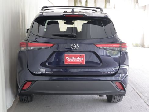 Used 2023 Toyota Highlander XLE AWD/4WD image 8