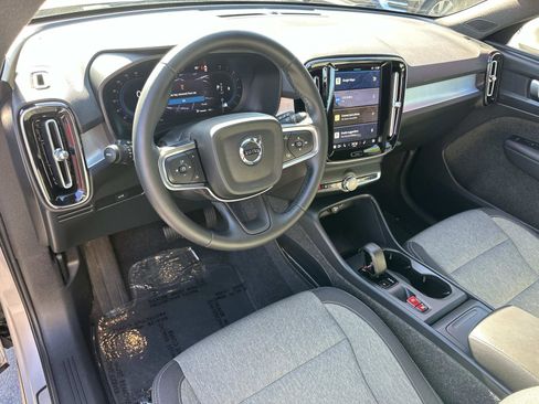 Certified 2025 Volvo XC40 B5 Core image 9