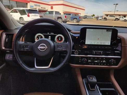 Used 2023 Nissan Pathfinder Platinum image 11