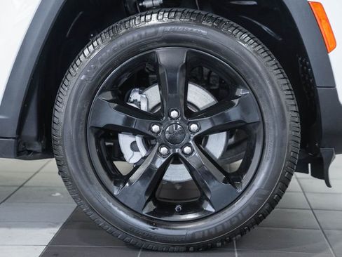 Certified 2023 Jeep Grand Cherokee Altitude AWD/4WD image 19