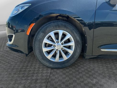 Used 2018 Chrysler Pacifica Touring-L w/ Premium Audio Group FWD image 14