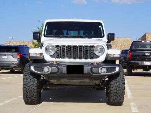 Used 2025 Jeep Gladiator Sport AWD/4WD image 2