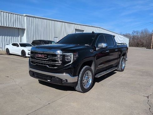 Used 2023 GMC Sierra 1500 SLT image 2