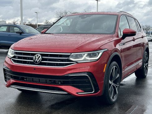 Certified 2024 Volkswagen Tiguan SEL R-Line image 3