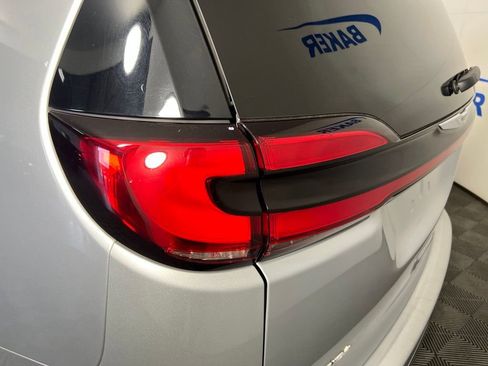 Used 2023 Chrysler Pacifica Touring-L FWD image 36