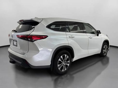 Used 2022 Toyota Highlander XLE AWD/4WD image 10