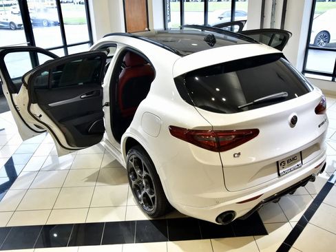 Used 2022 Alfa Romeo Stelvio Veloce AWD/4WD image 8