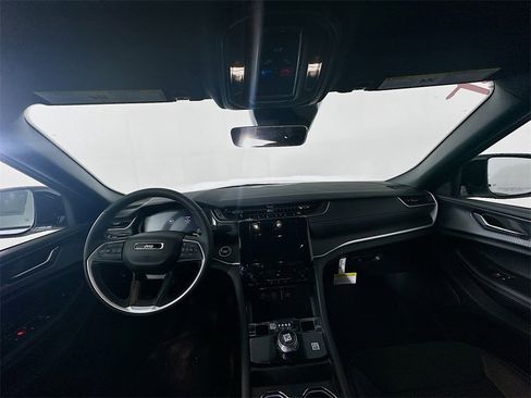 New 2025 Jeep Grand Cherokee Altitude image 9