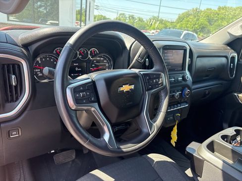 Used 2022 Chevrolet Silverado 1500 LT AWD/4WD image 4