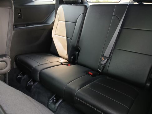 Used 2023 Chevrolet Traverse LT FWD image 17