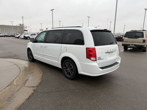Used 2017 Dodge Grand Caravan GT image 3