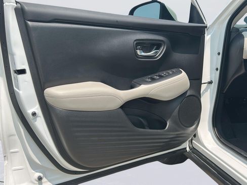 Used 2025 Honda HR-V LX image 8