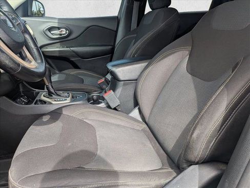 Used 2017 Jeep Cherokee Latitude FWD image 11