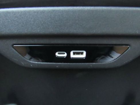 Used 2024 Chrysler Pacifica Touring-L image 31