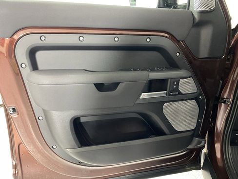 Used 2023 Land Rover Defender 130 X-Dynamic SE image 9