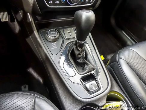 Used 2019 Jeep Cherokee Limited AWD/4WD image 18