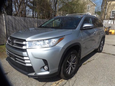 Used 2018 Toyota Highlander XLE image 1